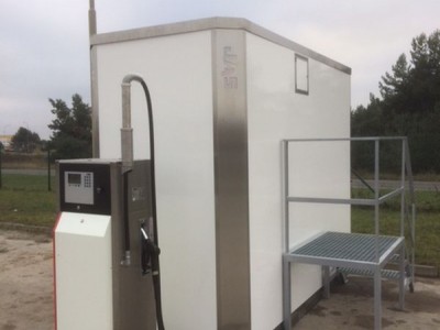 Dystrybutor z metalowymi schodami