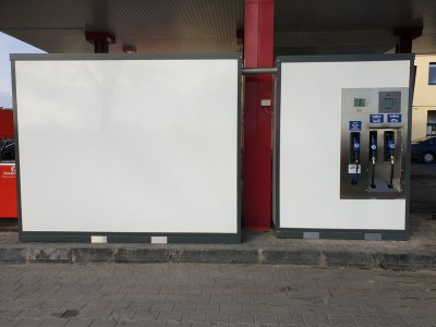 Białe dystrybutory od tyłu