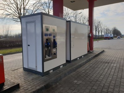 Białe budki z dystrybutorem