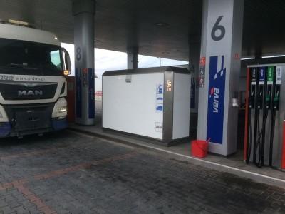 Biały dystrybutor z ciężarówką