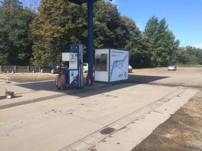 Niebieski dystrybutor z budką