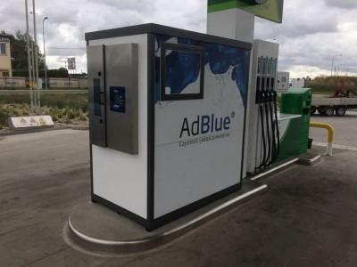 Budka AdBlue obok dystrybutora