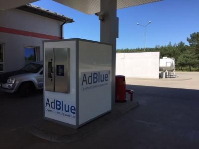Budka z reklamą AdBlue
