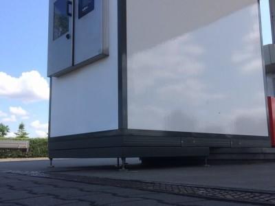 Biały dystrybutor ze srebrnym panelem od spodu