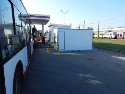Autobus z białą budką