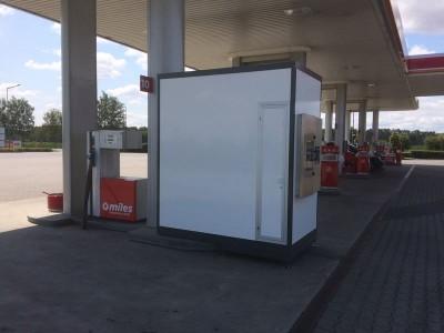 Drzwi do białego dystrybutora od tyłu