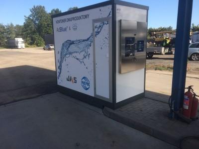 Budka AdBlue z niebieską ramą