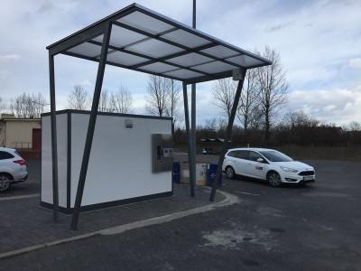 Biały dystrybutor pod dachem